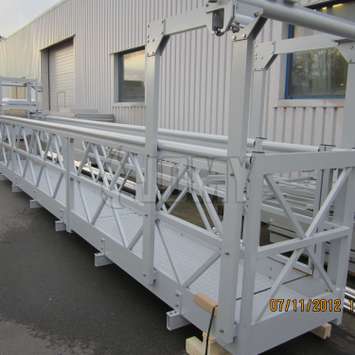 Mobile Gehwegbrücke mit aufgehängter Hängebühne. Mobile Gehwegbrücke mit aufgehängter Hängebühne - Building Maintenance Unit